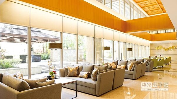 淡水麗格產後護理之家面對峇里島度假風格中堂的一樓大廳。圖/麗寶集團提供