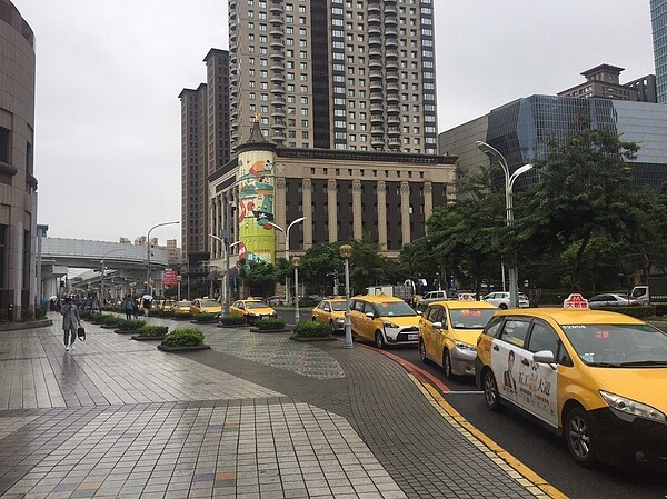 板橋車站南側引道有計程車專用排班區，但因排班車輛太多，常會溢出占據縣民大道「機慢車優先道」違停。圖／警方提供
