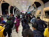 影／淡海輕軌首日　轉乘站紅樹林最久要排3小時