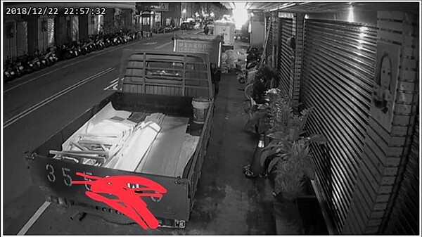 藝人楊繡惠店門口被一輛貨車停了3天找不到車主。(圖/擷取自楊繡惠臉書)