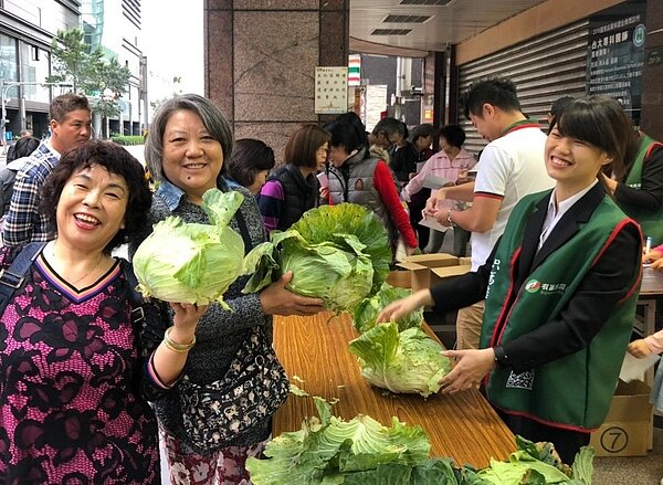 《搶救菜農做愛心》活動現場人潮絡繹不絕,民眾開心兌換新鮮高麗菜。(圖/有巢氏房屋提供)