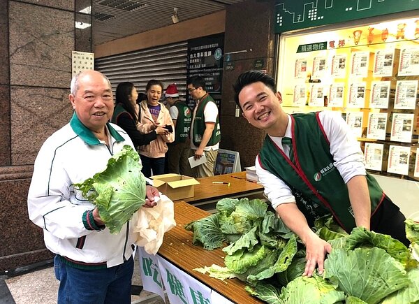 搶救菜農做愛心活動開跑,社區里民紛紛前往有巢氏房屋新店中央央北加盟店領高麗菜,開心合影。(圖/有巢氏房屋提供)