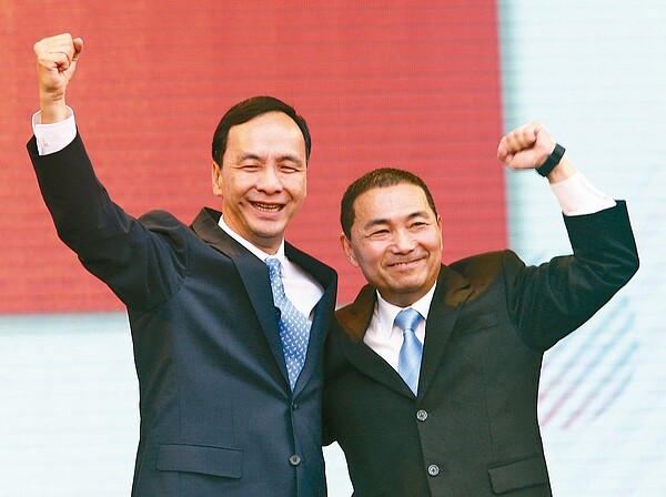 朱立倫(左)今交棒給新北新任市長侯友宜(右),朱立倫會後受訪指出,目標就是2020。 記者杜建重/攝影