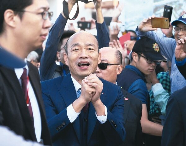韓國瑜(左二)當選後帶動高雄房市利多出籠，高雄房地產市場異常熱絡。 記者劉學聖攝影、報系資料照