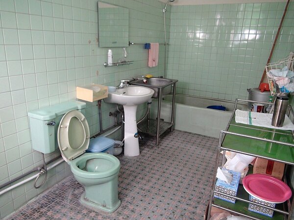 韓國瑜今晚要夜宿的小房間已有40年歷史,設備比較老舊。記者謝梅芬/攝影