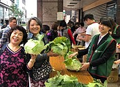 回饋鄰里加菜囉！  有巢氏房屋全台串聯救菜農