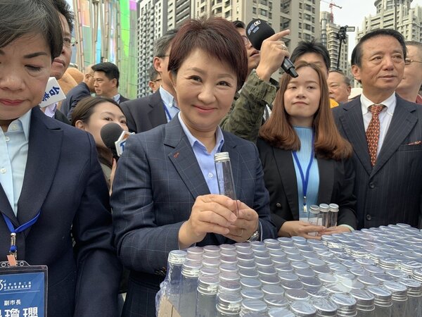 台中市長盧秀燕正式就職，她準備了「谷關空氣」送給市民當紀念品。記者喻文玟／攝影 