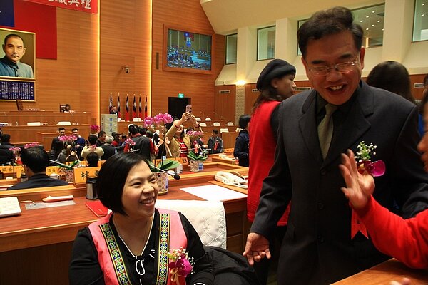 新竹縣新科議員林秉君今天早上順利生產，議員范曰富有四個孩子，也前來恭賀「雙喜臨門」。記者郭政芬／攝影 