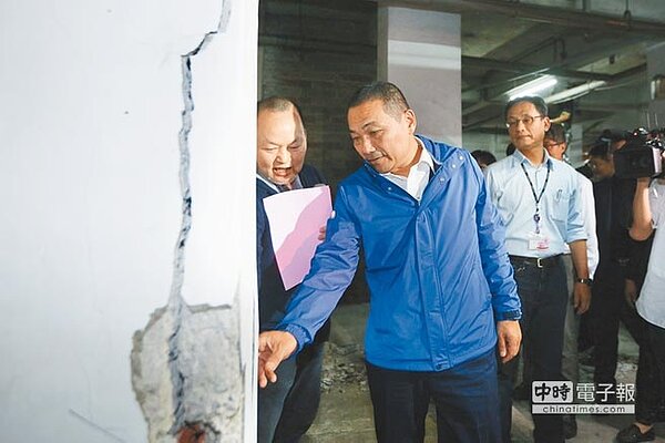 新北市長侯友宜上任首日前往新店區大溪地庭園社區視察海砂屋都更問題，侯友宜（中）要求相關單位1周內提出配套措施。（葉書宏攝）