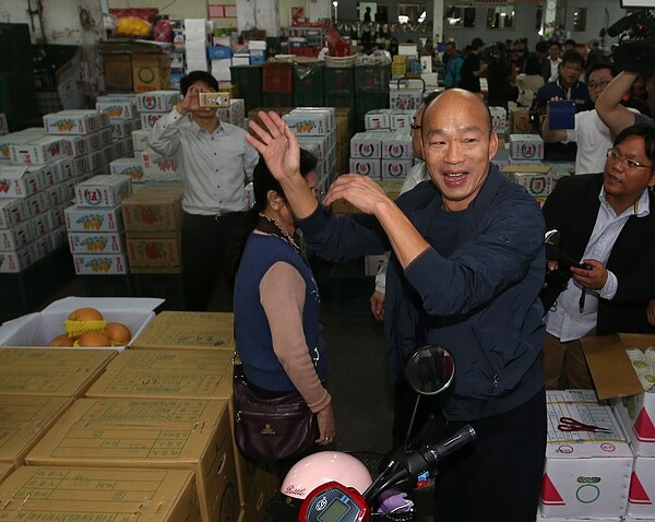 高雄市長韓國瑜清晨三點起床，視察高雄十全果菜市場，與攤商交流聽取意見。記者林澔一／攝影 