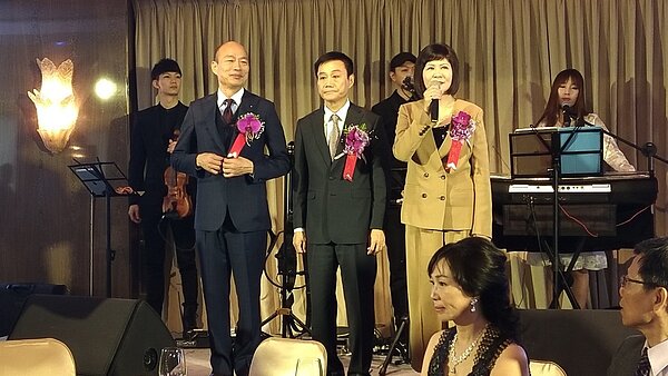 高市長韓國瑜(前排左)昨參加高市議員的就職午宴,他受訪時提到未來考慮推動城市稅。 記者蔡孟妤/攝影