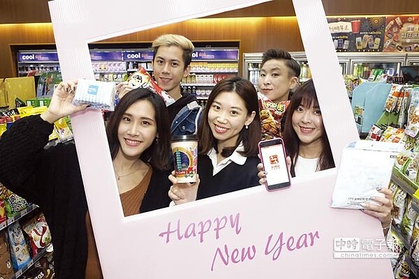 超商搶攻跨年財及元旦出遊商機，大幅提高咖啡、零食、熱食及暖暖包、口罩等禦寒商品備貨量，並祭出優惠搶客！圖／萊爾富提供