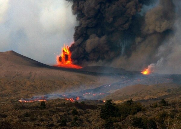 歐洲最活躍的火山埃特納火山26日引發芮氏規模4.8的地震，所幸在截稿前，並沒有傳出重大傷亡。（photo by Wikimedia）