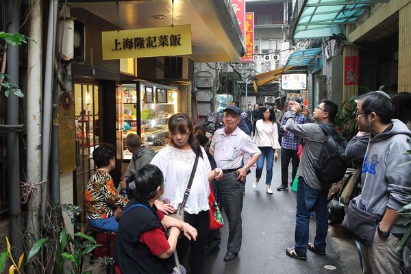 上海隆記菜館即將於今年底走入歷史，中午用餐時間可見許多民眾排隊等候。記者陳睿中／攝影 