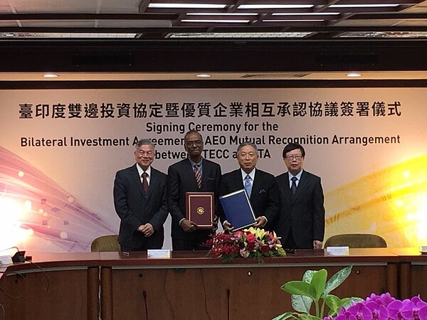 我方與印度日前簽署新版台印度雙邊投資協定，圖為（左起）經濟部長沈榮津、印度台北協會史達仁會長、我駐印度代表田中光、財政部次長吳自心。 圖／外交部提供