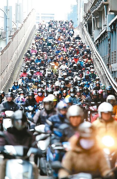 6個縣市民眾只要淘汰二行程機車後,選擇參加「大眾運輸消費金補助專案」,最高可獲2000元補助。圖/聯合報系資料照片