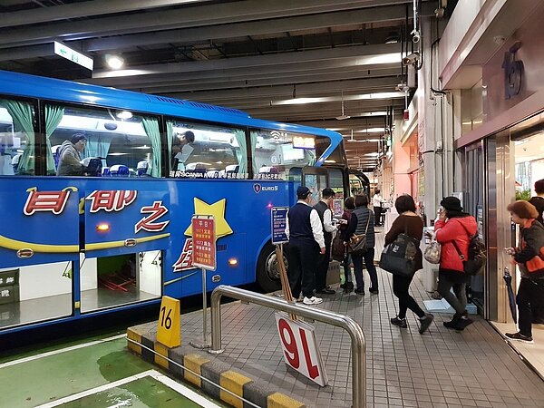 元旦4天連續假期將至,為鼓勵民眾多使用大眾運輸,北部的首都客運、大都會客運明天(28日)起往返大台北與宜蘭間的國道客運路線將有83、84折優惠。記者翁浩然/攝影