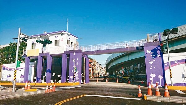 新北市水利局在板橋區大觀路二段底新闢浮洲橫移門及停車場,提供浮洲地區民眾停車及到河濱公園運動休息進出方便。 記者陳珮琦/翻攝