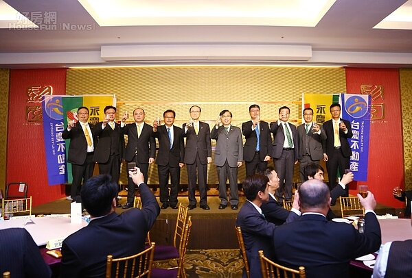 永慶房產集團董事長孫慶餘(左五)宴請菁英。(好房網新聞中心)