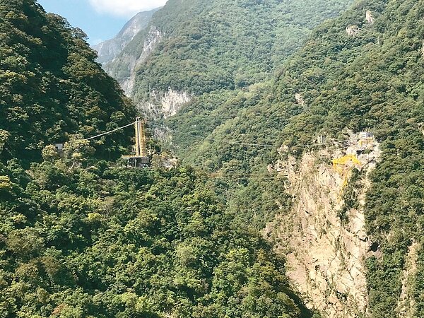 太魯閣國家公園管理處克服地形限制,在峽谷間打造第三代的山月吊橋,預計明年4月完工。 記者王燕華/攝影