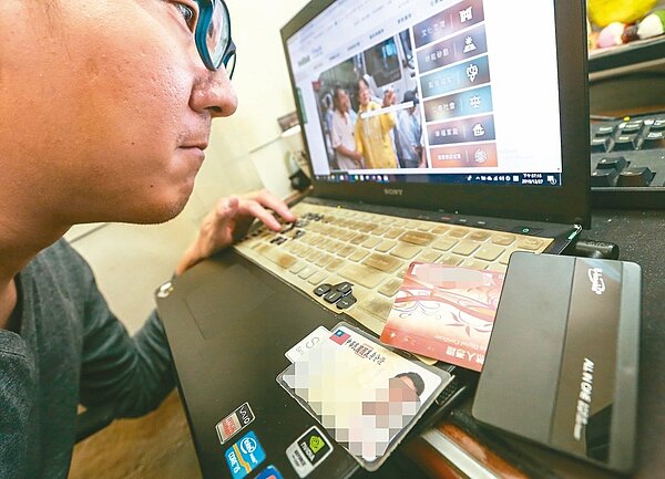 行政院昨天宣布將推出數位身分識別證,計畫於二○二○年下半年開始全面發放,未來身分證與自然人憑證可望結合。國發會主委陳美伶保證,不會有侵害個人隱私問題。 記者鄭清元/攝影