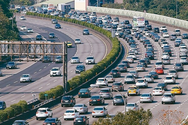 高公局基於元旦連假最後一天曾發生大塞車，加上前一天深夜有不少跨年活動，因此首次在元旦當日0至10時實施國道全線暫停收費。 圖／聯合報系資料照片