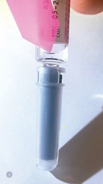 高雄市政府衛生局通報,昨天上午為幼兒接種流感疫苗時,發現一劑○點二五毫升劑型流感疫苗內有黑點異物。 圖/疾管署提供