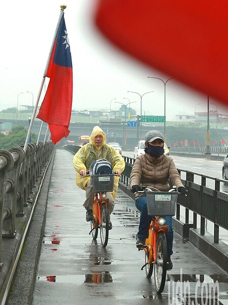 跨年、元旦水氣仍然很多,尤其是北部、東北部、東部一帶,下雨較為明顯,天氣濕涼;中南部也會有短暫陣雨。聯合報系資料照/記者黃義書攝影