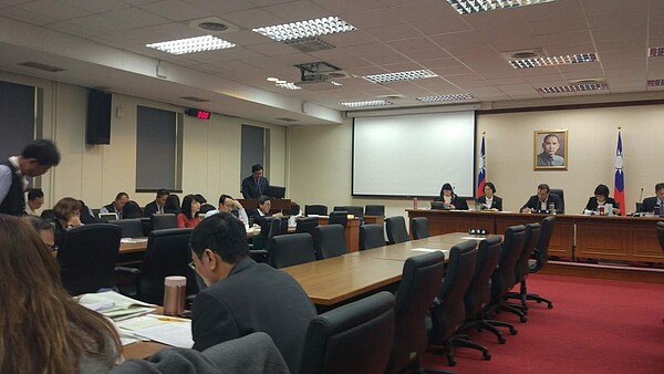 立委認為,應針對攜帶大量肉品的旅客禁止入境或予以遣返,農委會副主委李退之則說,重新檢討。記者林良齊/攝影