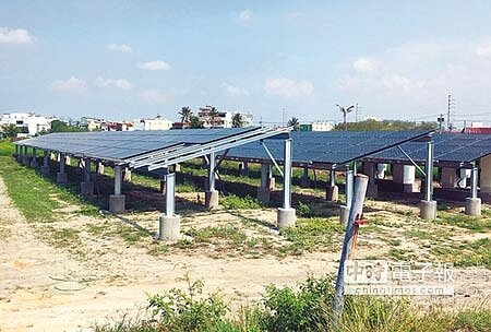 再生能源躉購費率明年計畫調降,等待台電外線工程施作的光電業者焦急萬分,擔心跨年度完成損失將難以估計。(林和生攝)