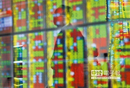 台股28日封關上漲85.85點,以9727.41點作收,大盤指數年線收黑、全年下跌逾9%,以市值縮水2.54兆元、開戶數1000多萬戶計算,今年股民平均虧損逾24萬元。(姚志平攝)