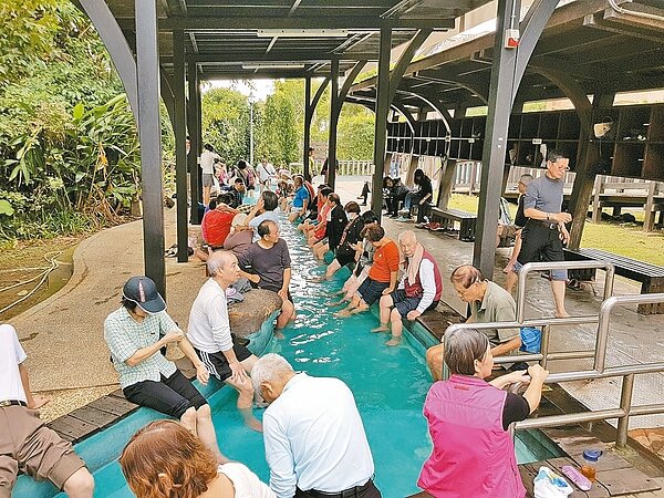北投區泉源公園的溫泉泡腳池位於義方國小斜對面。記者翁浩然/攝影