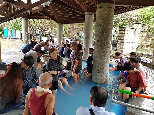 北投區硫磺谷地熱景觀區的溫泉泡腳池也吸引不少遊客體驗。記者翁浩然/攝影