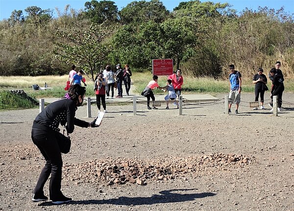 上月劃出墾丁國家公園的屏東縣恆春鎮「出火」景觀區,不受國家公園法約束,遊客擅自闖入鐵鍊圍住的火焰區無法可罰,地方人憂心亂象會更嚴重。記者潘欣中/攝影
