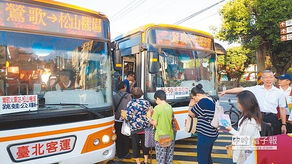 台北市府28日宣布明年7月將與新北市府合作,共同實施搭公車上下車都刷卡。(譚宇哲翻攝)