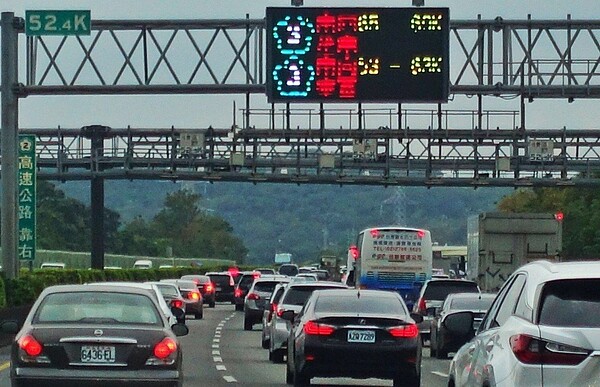 元旦連假首日，上午不到八點，北部部分國道出現壅塞，國三南下三鶯路段大塞車。記者陳正興/攝影
