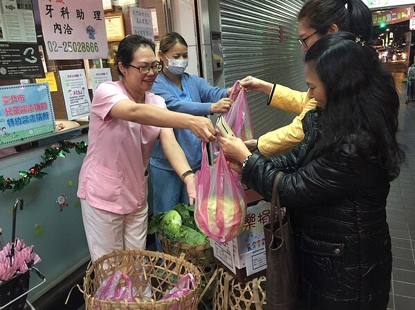 所有義賣診所名單將公告於臨床牙醫聯盟網站,第一、二批高麗菜已被民眾搶購一空,第三批新貨將於一月二日開始義賣。圖/臨床牙醫聯盟提供