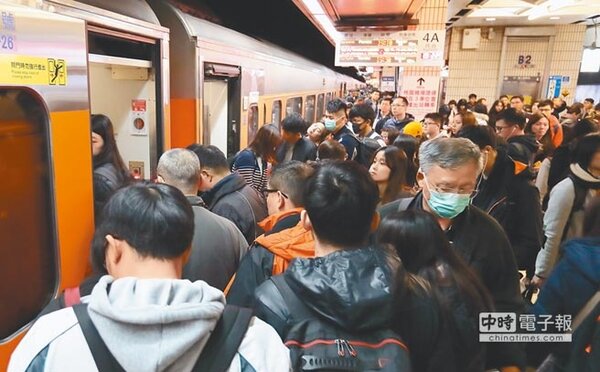 元旦連續假日28日下班後開始，許多返鄉民眾在台北火車站排隊準備搭乘火車返鄉或出遊，希望能早點抵達目的地。（鄭任南攝）
