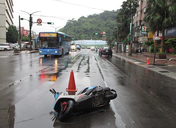 基隆市警察局交通隊分析摔車原因,大多因天雨路滑,機車過彎失控自摔,或是雨勢太大視線不良造成擦撞。圖/交通隊提供