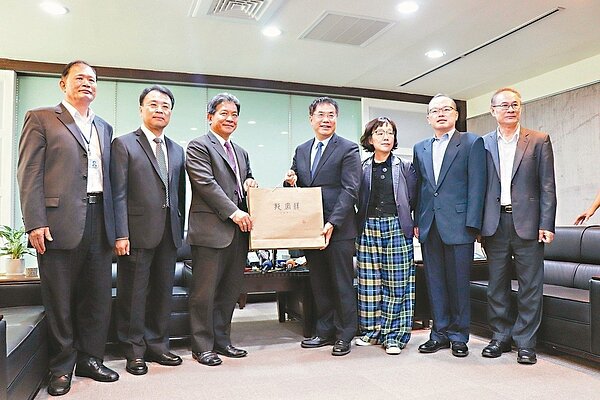 台南市議會議長郭信良(左三)昨到市府拜會市長黃偉哲(右四),黃致贈伴手禮「龍鳳祥」交趾陶。 記者鄭維真/攝影