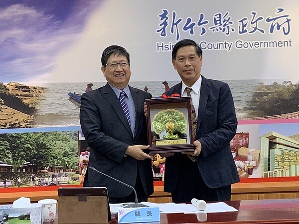 新竹縣長楊文科(左)昨天第一次召開主管會報及臨時縣務會議,會報開始前就向府內各局處室介紹新任局處長,並歡送退休的祕書長蔡榮光(右)。 記者陳斯穎/攝影