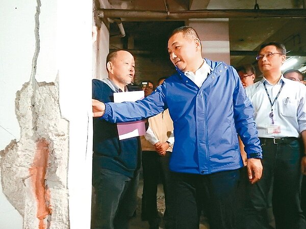 新北市長侯友宜上任第一天到新店大溪地社區視察海砂屋都更,承諾一周內提出配套方案昨兌現。 圖/聯合報系資料照片