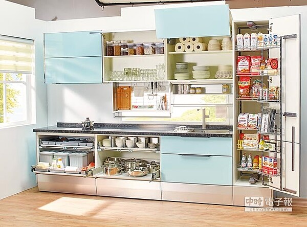 廚房大改造預算多在10萬元以內,專業的室內設計讓收納機能更強,視覺空間更明亮。(特力屋提供)