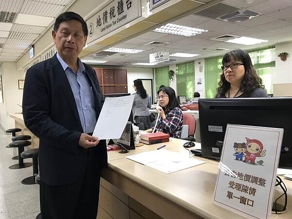 新竹縣政府祕書長蔡榮光(左)29日在新竹縣稅捐稽徵局舉辦記者會,說明縣府在稅捐局、地政事務所等地,成立單一窗口,受理民眾陳情。(莊旻靜攝)