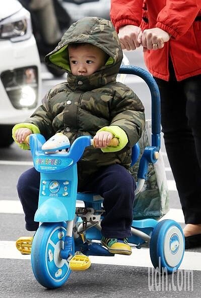 中央氣象局指出,元旦連假4天都是濕冷天氣。聯合報系資料照/記者侯永全攝影