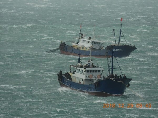澎湖南方四島國家公園警察隊上午發現有2艘大陸拖網漁船在東、西吉海域，來回從事滾輪式底拖網作業。圖／摘自蕭再泉臉書