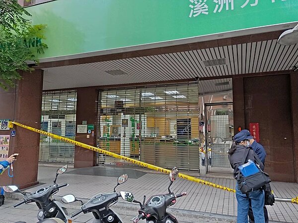 新北市板橋區陽信銀行溪洲分行昨天下午遭騎機車前往銀行的歹徒持槍闖入行搶,歹徒得手得手334萬多元後騎機車逃逸。記者王長鼎/翻攝