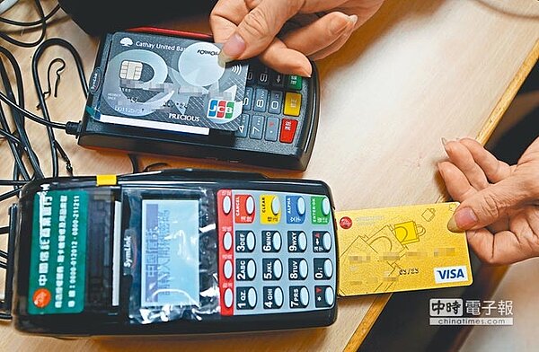 信用卡權益,新年度砍很大,以國泰世華為例,原本道路救援每年3次,前一個月新增消費達6000元就能使用,2019年開始縮至2次,且要求前3個月新增消費得達2萬元。