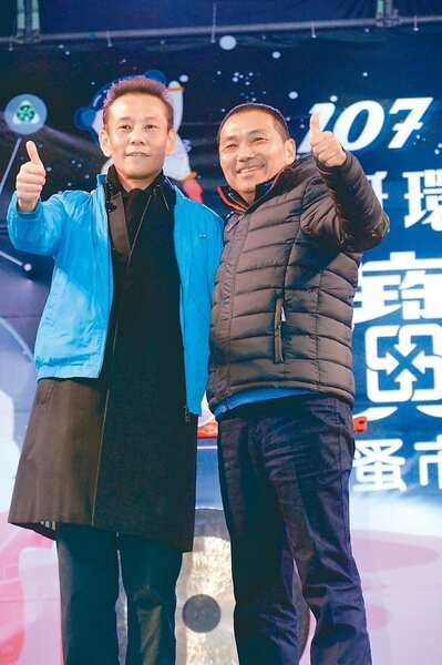 侯友宜（右）選舉期間穿的藍色夾克以3萬8000元拍出，得標人穿在身上。 記者施鴻基／攝影