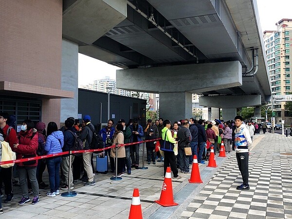 連假首日，淡海輕軌排隊人潮從中午11時開始漸漸增加。圖／民眾提供